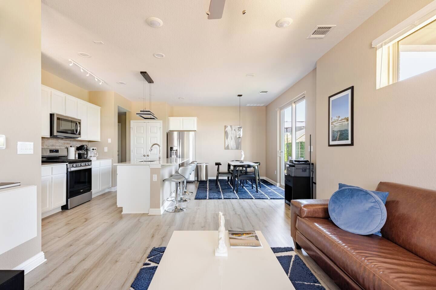 Un appartement moderne comprenant une cuisine, un coin repas et un salon.