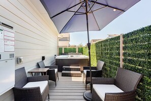 Terrace/patio - Luxury 2S Condo Hot Tub Gym Pool Airport (Austin)