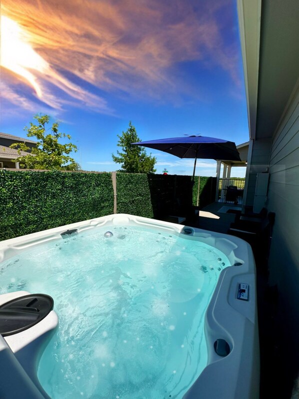Luxury Condo, Park View | Private spa tub
