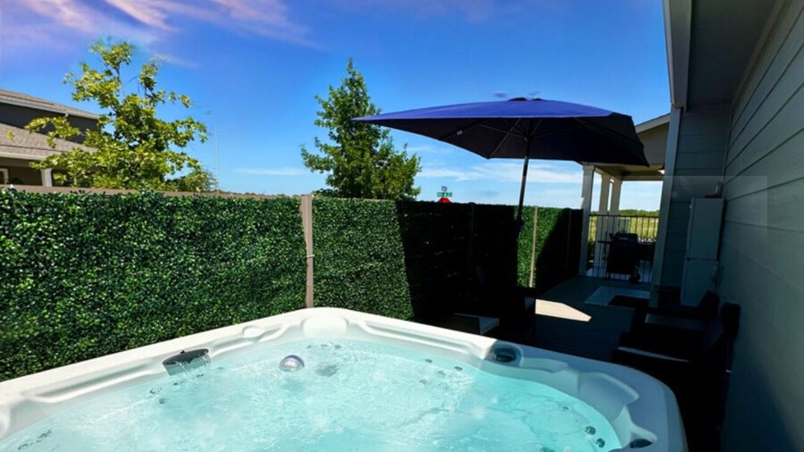 Luxury 2S Condo Hot Tub Gym Pool Airport