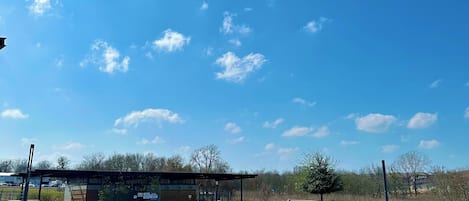 Piscine extérieure, parasols de plage