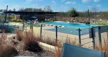 Luxury 2S Condo Hot Tub Gym Pool Airport