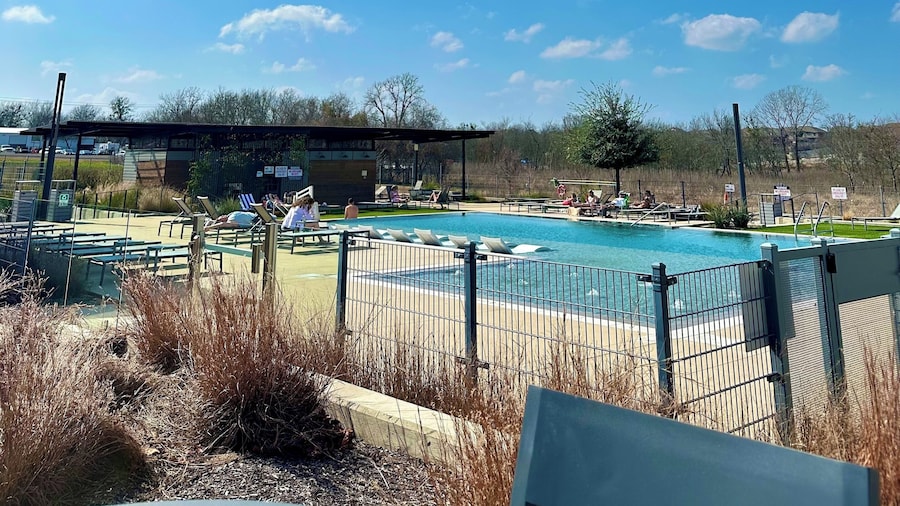Luxury 2S Condo Hot Tub Gym Pool Airport