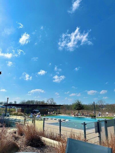 Luxury 2S Condo Hot Tub Gym Pool Airport