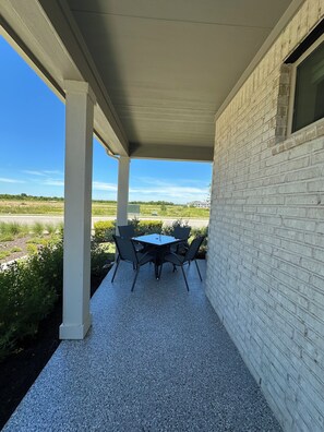 Outdoor dining - Luxury 2S Condo Hot Tub Gym Pool Airport (Austin)