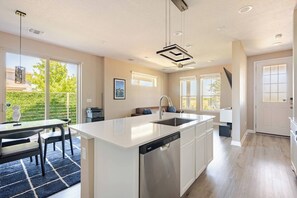 Cleaning supplies, paper towels - Luxury 2S Condo Hot Tub Gym Pool Airport (Austin)