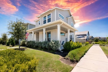 Luxury 2S Condo Hot Tub Gym Pool Airport