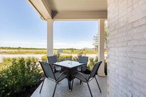 Front of property - Luxury 2S Condo Hot Tub Gym Pool Airport (Austin)