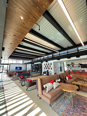 Games room - Luxury 2S Condo Hot Tub Gym Pool Airport (Austin)