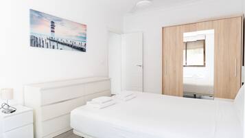 4 slaapkamers, een strijkplank/strijkijzer, internet, beddengoed