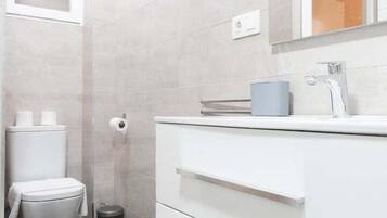 Een douche, een haardroger, handdoeken