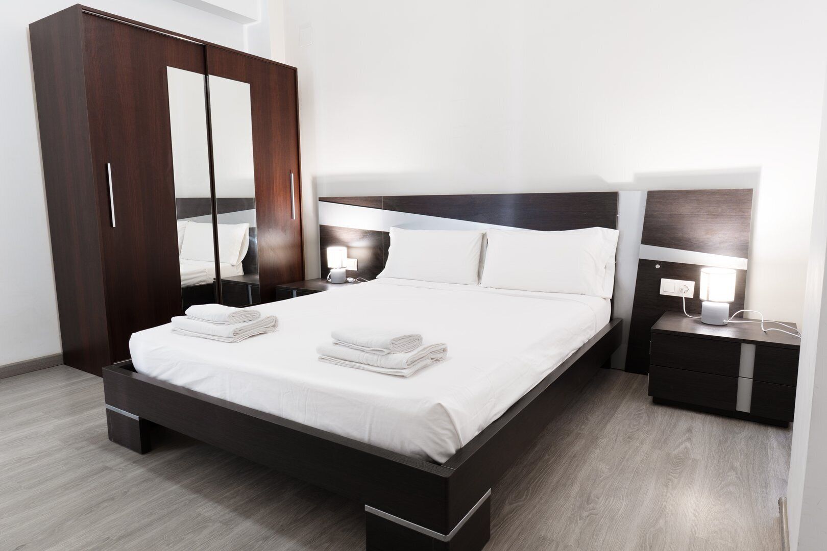 4 bedrooms, iron/ironing board, internet, bed sheets