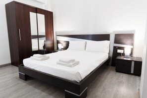 4 habitaciones, tabla de planchar con plancha y acceso a internet