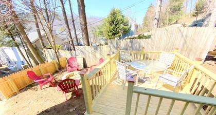 Squantz Pond Oasis, charming cottage, Firepit and lake view