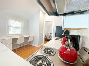 Private kitchen - Squantz Pond Oasis, charming cottage, Firepit and lake view (New Fairfield)