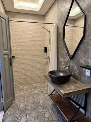 Dusche, Haartrockner, Bidet, Handtücher