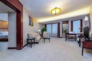 Superior suite | Een bureau, verduisterende gordijnen, een strijkplank/strijkijzer