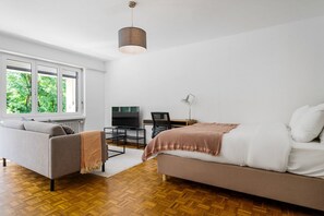 Iron/ironing board, WiFi, bed sheets