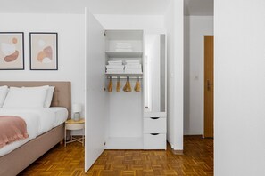 Iron/ironing board, WiFi, bed sheets