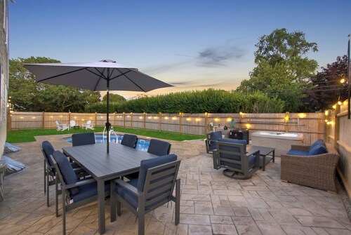 Brand New 5BR - Pool, Hot Tub, A/C – Walk to Beach, Main St. & Ferry - Sleeps 12