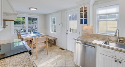 Brand New 5BR - Pool, Hot Tub, A/C – Walk to Beach, Main St. & Ferry - Sleeps 12