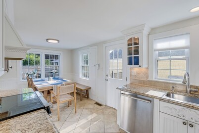 Brand New 5BR - Pool, Hot Tub, A/C – Walk to Beach, Main St. & Ferry - Sleeps 12