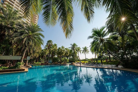 Outdoor pool. Bo'ao Heyue Seaview Hotel