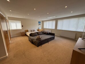 5 bedrooms, iron/ironing board, WiFi, bed sheets