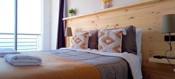 2 slaapkamers, een strijkplank/strijkijzer, internet, beddengoed