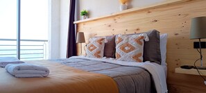 2 habitaciones, tabla de planchar con plancha, internet y ropa de cama