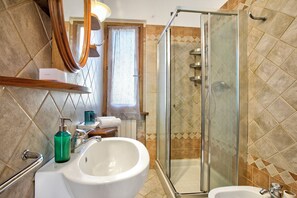Dusche, Bidet, Handtücher
