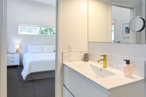Villa Premium, vista al jardín | Baño | Regadera, amenidades de baño gratuitas, toallas, jabón