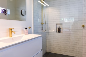 Premium-villa - udsigt til have | Badeværelse | Bruser, gratis toiletartikler, håndklæder, Sæbe