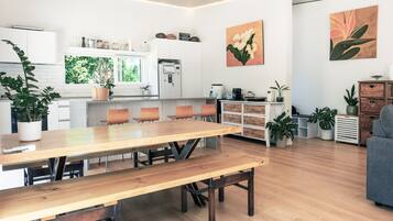 Premium Villa, Garden View | Makan dalam bilik
