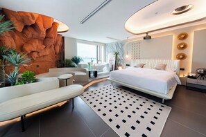 Habitación de lujo | Decoración individual, tabla de planchar con plancha, wifi gratis