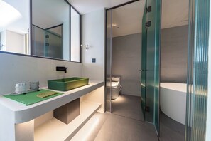 Elite Double Room | Bathroom | Separate tub and shower, hydromassage showerhead, free toiletries - Niaodao Seaview Hostel (Xiamen)