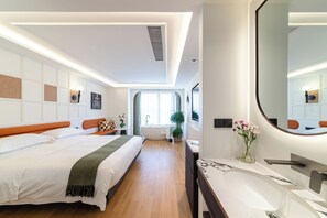 Decoración personalizada, tabla de planchar con plancha y wifi gratis
