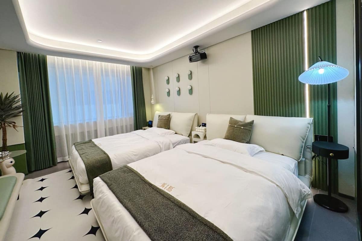 Habitación cuádruple estándar | Decoración individual, tabla de planchar con plancha, wifi gratis