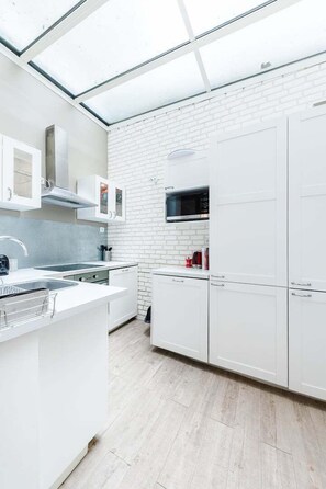 Geladeira, fogão, lava-louças, torradeira