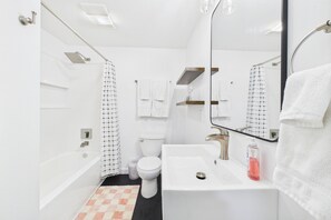 Un baño moderno con bañera, inodoro y lavamanos.