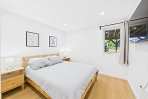 5 bedrooms, internet, bed sheets