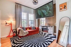 TV connectée, baby-foot, livres