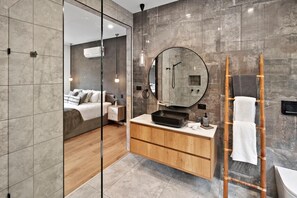 Shower, hair dryer, towels, soap - Retreat at Byron {Heated pool} (Byron Bay)