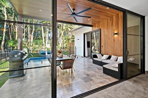 Outdoor dining - Retreat at Byron {Heated pool} (Byron Bay)
