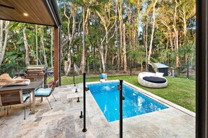 Outdoor dining - Retreat at Byron {Heated pool} (Byron Bay)