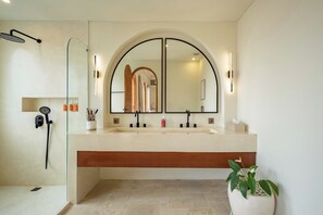 Villa, uitzicht op zwembad | Badkamer