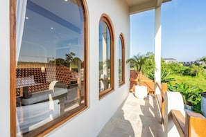Villa, vue piscine | Balcon