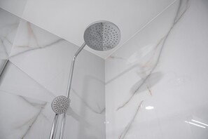 Douche, sèche-cheveux, serviettes fournies