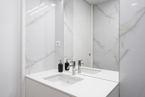 Shower, hair dryer, towels - GuestReady - enjoy the Best of Porto (Porto)