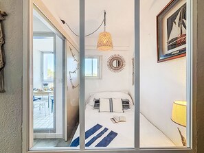 1 soverom, skrivebord og internettilgang